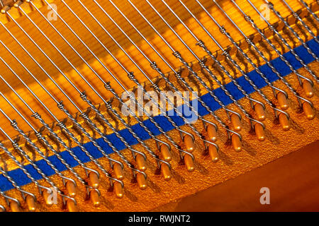 Klavier Streicher inneren Leben innere Funktion klassische Musik, closeup Hintergrund Stockfoto