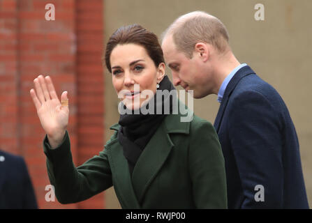 Der Herzog und die Herzogin von Cambridge verlassen nach einem Besuch in Kirby Straße in Blackpool, der die Realitäten der Wohnungsnot in der Stadt konfrontiert. Stockfoto