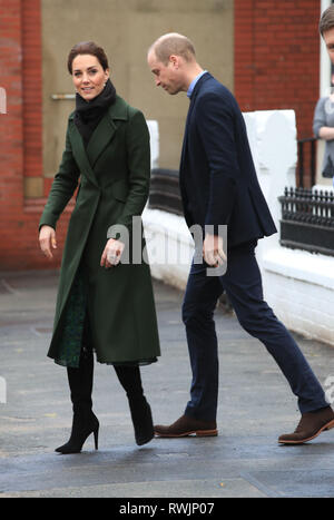 Der Herzog und die Herzogin von Cambridge verlassen nach einem Besuch in Kirby Straße in Blackpool, der die Realitäten der Wohnungsnot in der Stadt konfrontiert. Stockfoto