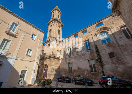 Straße und Gasse mit Blick auf den Glockenturm der Kirche des Heiligen Joseph und Anna in der Altstadt von Ostuni, Apulien, Italien. Die Region Apulien Stockfoto