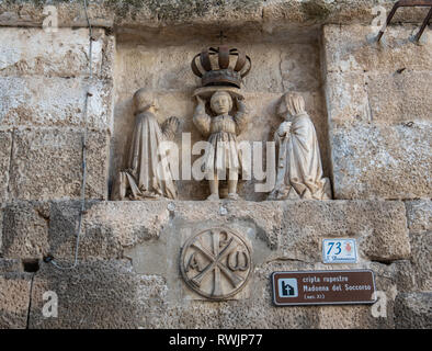 Ostuni, Apulien, Italien - Rocky Heiligtum der Madonna del Soccorso Rupestre (Santuario della Madonna del Soccorso) in der Altstadt. Die Region Apulien Stockfoto