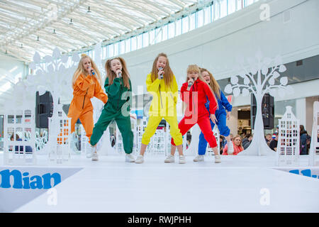 Kiew, Ukraine März 03.2019. UKFW. Ukrainische Kids Fashion Tag. Eine Gruppe von kleinen Mädchen singen oder auf der Bühne oder Podium Stockfoto