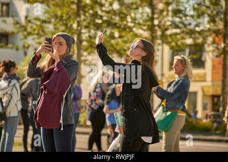 Aufnehmen von Bildern mit einem Smartphone, Reykjavik, Island Stockfoto