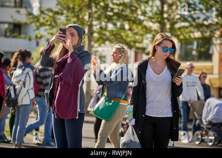 Aufnehmen von Bildern mit einem Smartphone, Reykjavik, Island Stockfoto