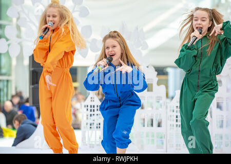 Kiew, Ukraine März 03.2019. UKFW. Ukrainische Kids Fashion Tag. Eine Gruppe von kleinen Mädchen singen oder auf der Bühne oder Podium Stockfoto