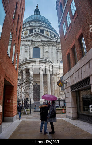 Typische regnerischen Tag in London City. Paar steht vor der Kathedrale der Hl. Paulus unter dem Regen. London, England, Vereinigtes Königreich. Stockfoto