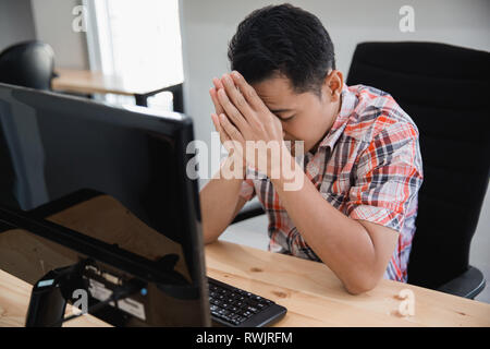 Business Krise. asiatischer Mann auf seinem großen Depression Stockfoto