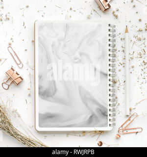 Blick von oben auf die Mock up Zubehör und trockene Blumen auf weißem Schreibtisch Tisch. Flaches Design/copy Space, elegante Vorlage legen Stockfoto
