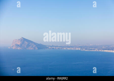 Panoramablick von Benidorm, Altea und Serra Gelada von Morro de Toix Aussichtspunkt in Calpe, Spanien Stockfoto