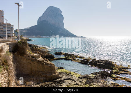 Antike römische Ruinen, Banos de la Reina, die Bäder der Königin Strand in Calpe, Spanien. Den Penon de Ifach Berg ist im Hintergrund Stockfoto