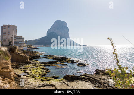 Antike römische Ruinen, Banos de la Reina, die Bäder der Königin Strand in Calpe, Spanien. Den Penon de Ifach Berg ist im Hintergrund Stockfoto