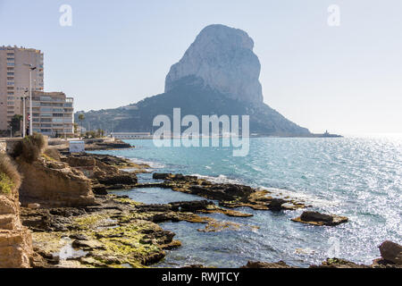 Antike römische Ruinen, Banos de la Reina, die Bäder der Königin Strand in Calpe, Spanien. Den Penon de Ifach Berg ist im Hintergrund Stockfoto