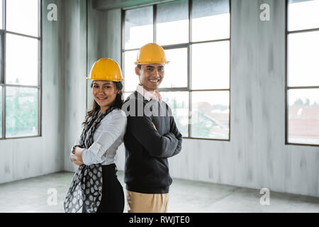 Business Team Rücken an Rücken ihren Arm gekreuzt und tragen, hardhat Stockfoto