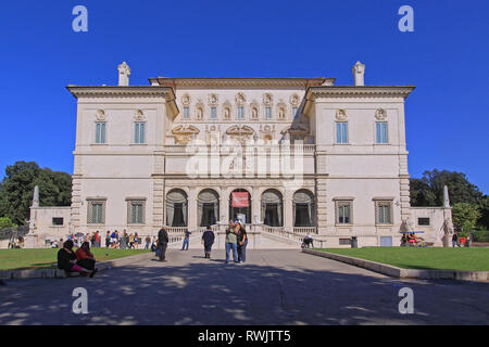 Rom, Italien, 27. Oktober 2009: Viele Touristen vor der Galleria Borghese Palace Gebäude in Rom, Italien. Stockfoto