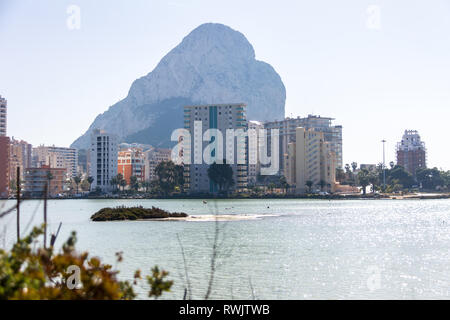 Naturpark von Las Salinas See in Calpe, Spanien, mit einigen Flamingos. Die Stadt und den Penon de Ifach sind auf dem Hintergrund Stockfoto