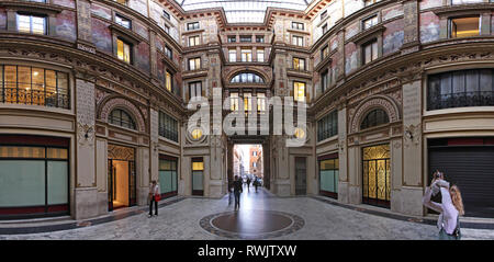 Rom, Italien, 27. Oktober 2009: Panorama der Galleria Sciarra versteckten Innenhof in Rom, Italien. Stockfoto