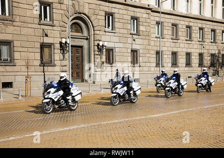 SOFIA, Bulgarien - 04. MÄRZ 2019: Polizei Motorrad Escort: Sofia, Bulgarien Stockfoto