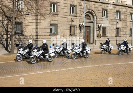 SOFIA, Bulgarien - 04. MÄRZ 2019: Polizei Motorrad Escort: Sofia, Bulgarien Stockfoto