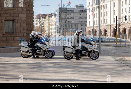 SOFIA, Bulgarien - 04. MÄRZ 2019: Polizei Motorrad Escort: Sofia, Bulgarien Stockfoto