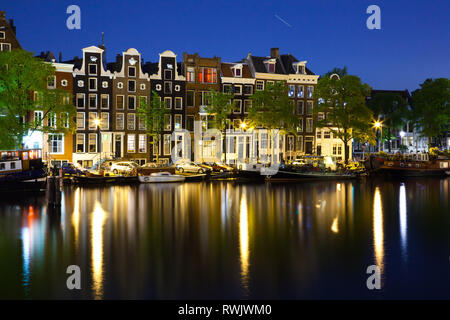 Schöne Häuser in Amsterdam Center - Foto in den späten Abend - Star schlägt lange Belichtungszeit Stockfoto