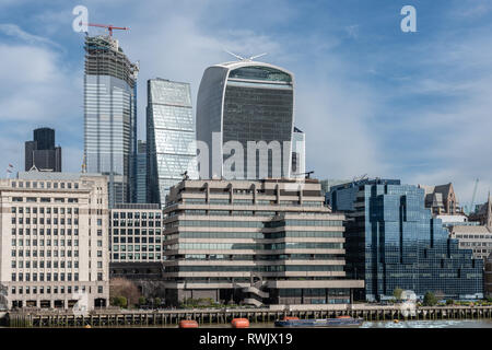 Walkie-talkie, Cheesegrater Webstuhl über die niedrigen Gebäude des Lower Thames St. Stockfoto