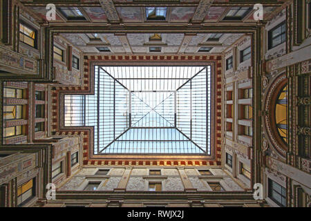 Rom, Italien, 27. Oktober 2009: Dachfenster und bunte Fassade in der Galleria Sciarra in Rom, Italien. Stockfoto