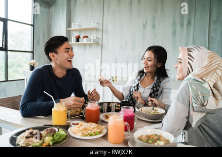 Gerne asiatische Freunde zusammen mit Mittagessen Stockfoto