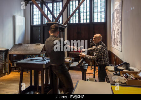 Drucker, die Demonstration auf dem alten Druckerei in das Plantin-Moretus-Museum/Plantin-Moretusmuseum über 16. Jahrhundert Drucker, Antwerpen, Belgien Stockfoto