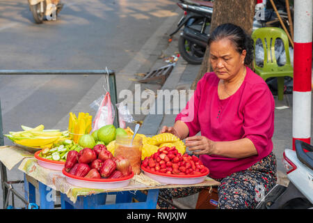 Frau verkaufen frisches Obst von einer vorübergehenden ausgeht, Altstadt, Hanoi, Vietnam, Asien Stockfoto