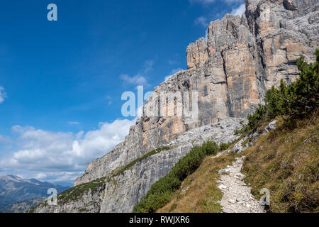 Wanderweg in den Bergen. Berggipfel Brenta Dolomiten. Stockfoto