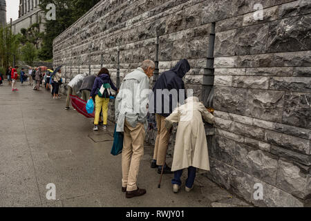 Eine Feder in der Grotte von Massabielle, Lourdes, Frankreich Stockfoto