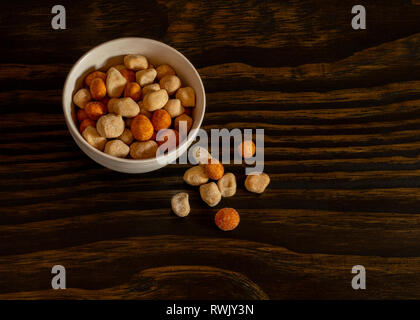 Crispy crunchy peanut Snack. Knusprige haut Erdnüsse. Stockfoto