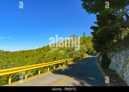 Hymettus (ymittos) Mountain Road mit gelben Barrieren Stockfoto