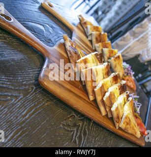 Türkischen Pide, köstliche öffnen Pie mit Käse und Eier Stockfoto