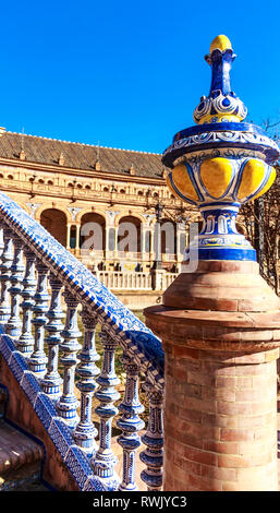Sevilla, Spanien-Dez 2018: Brücke mit Polychromatischen Keramik Titel in Spanien Square Stockfoto