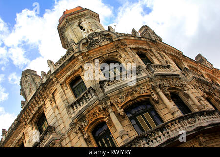 Fassade eines schönen Gebäude in der Altstadt von Havanna. Das Äußere eines alten spanischen Einfluss. Die Fassade ist mit Rock und hat mehrere balconie Stockfoto