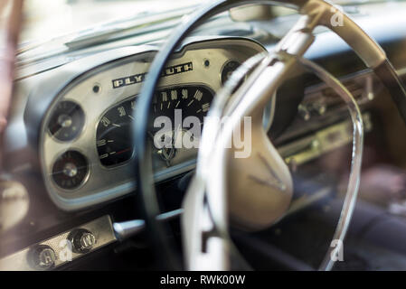Izmir, Türkei - 23 September, 2018: Armaturenbrett und Lenkrad eines Plymouth Oldtimer in Izmir Türkei 1957. Stockfoto