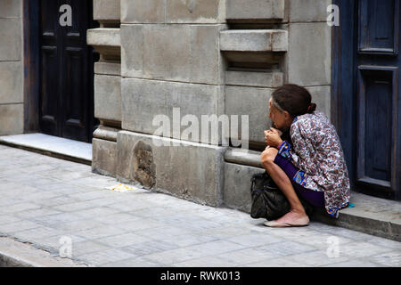 Havanna, Kuba - Januar 11, 2019: alte Frau sitzt auf der Straße der Altstadt von Havanna, Kuba Stockfoto