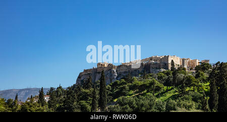 Akropolis von Athen Griechenland rock und Parthenon auf blauer Himmel, sonnigen Tag. Blick von thissio Bereich Stockfoto