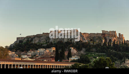 Akropolis von Athen Griechenland rock und Parthenon auf blauer Himmel am Abend. Anzeigen von Monastiraki Bereich Stockfoto