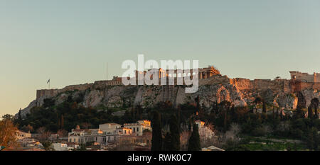 Akropolis von Athen Griechenland rock und Parthenon auf blauer Himmel am Abend. Anzeigen von Monastiraki Bereich Stockfoto