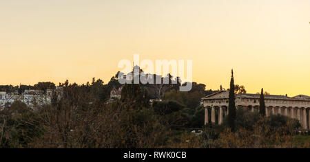 Athen Griechenland. Hephaistos Tempel und alte nationale Beobachtungsstelle, beleuchtet, nachts. Anzeigen von Monastiraki, Banner Stockfoto