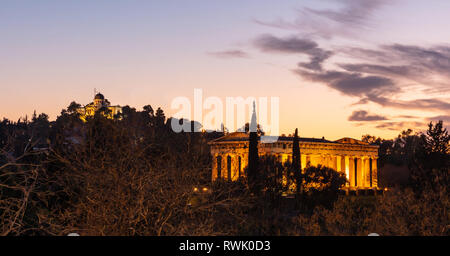 Athen Griechenland. Hephaistos Tempel und alte nationale Beobachtungsstelle, beleuchtet, nachts. Anzeigen von Monastiraki Bereich Stockfoto