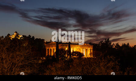 Athen Griechenland. Hephaistos Tempel und alte nationale Beobachtungsstelle, beleuchtet, nachts. Anzeigen von Monastiraki Bereich Stockfoto