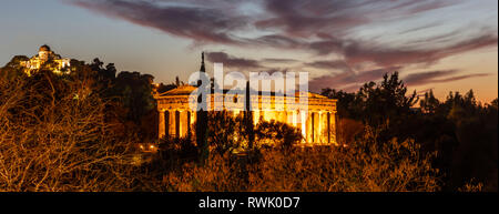 Athen Griechenland. Hephaistos Tempel und alte nationale Beobachtungsstelle, beleuchtet, nachts. Anzeigen von Monastiraki, Banner Stockfoto