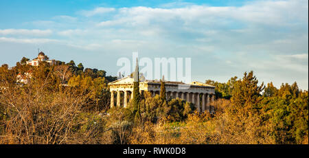 Athen Griechenland. Hephaistos Tempel und alte nationale Beobachtungsstelle, blau bewölkter Himmel, sonnigen Tag. Anzeigen von Monastiraki Bereich Stockfoto