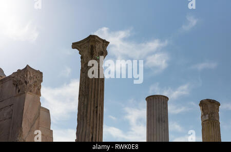 Athen Griechenland. Hadrians Bibliothek Spalten gegen den blauen Himmel Hintergrund, sonnigen Tag, Monastiraki Bereich Stockfoto