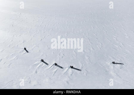 Schnee auf dem gefrorenen Meer Luftaufnahme. Spärliche winter Schwarz und weiße Landschaft Stockfoto