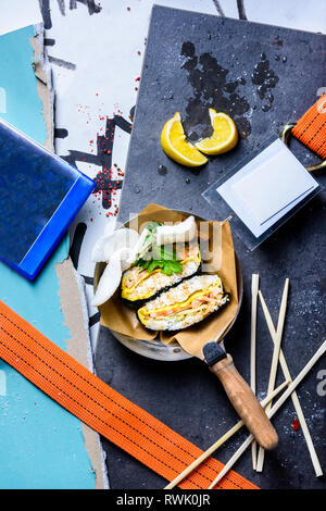 Lachsröllchen Sushi, Maki, Nigiri Set serviert auf schwarzen Stein Schiefer Hintergrund Kopie Raum. Stockfoto