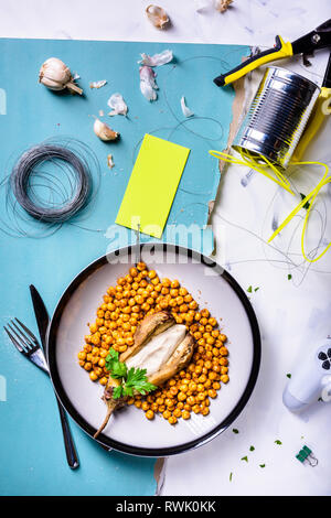 Geröstete Kichererbsen mit geräucherter Paprika und Auberginen Mousse. Ansicht von oben, flach. Stockfoto